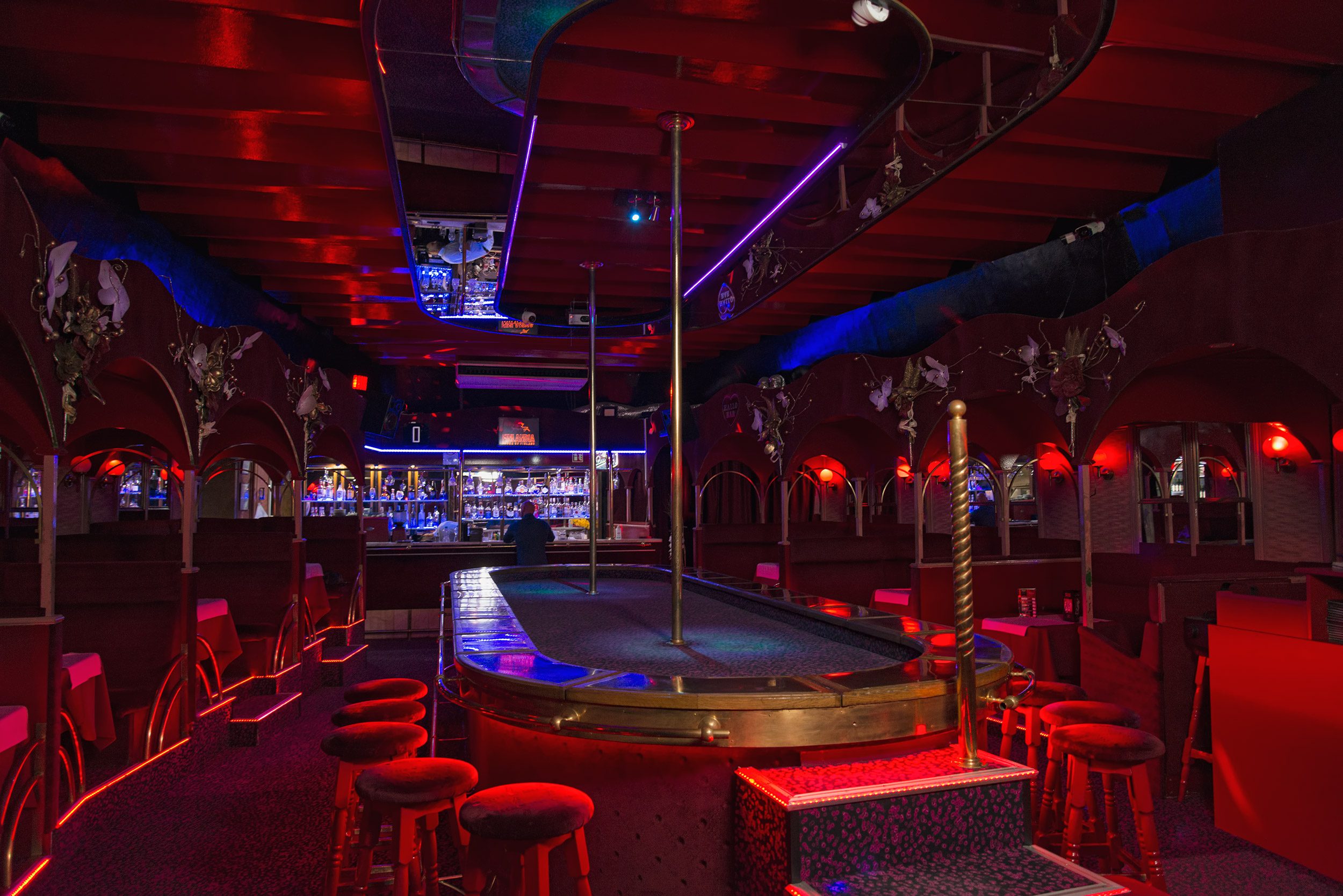 Hallobár Budapest Striptease Bar - Nightclub in Budapest, Hungary