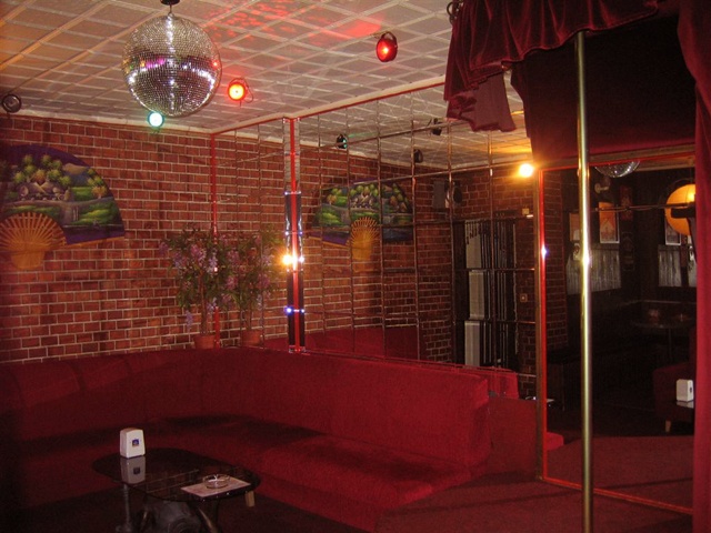 Zug Bar - Nightclub in Budapest, Hungary