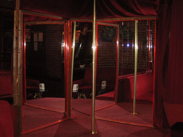 Zug Bar - Nightclub in Budapest, Hungary