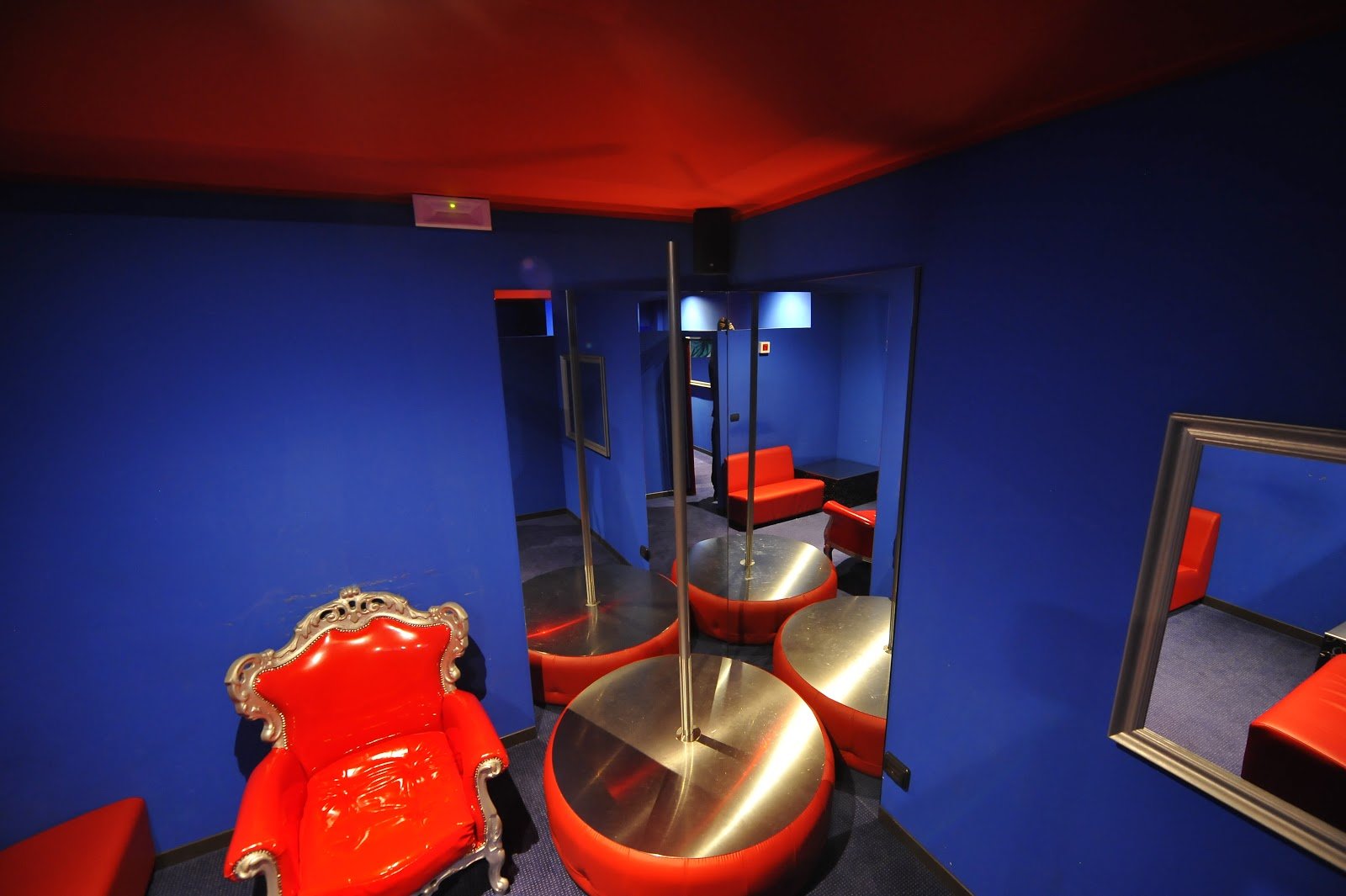Luxy Club Milano Lap Dance - Nightclub in Milano, Italy