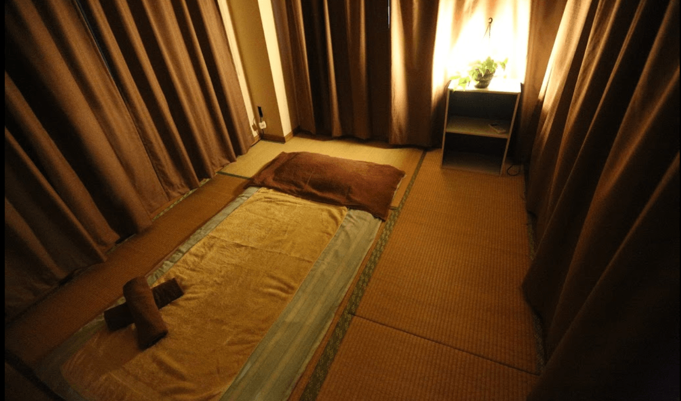 Aroma Queen - Erotic Massage in Ch, Japan