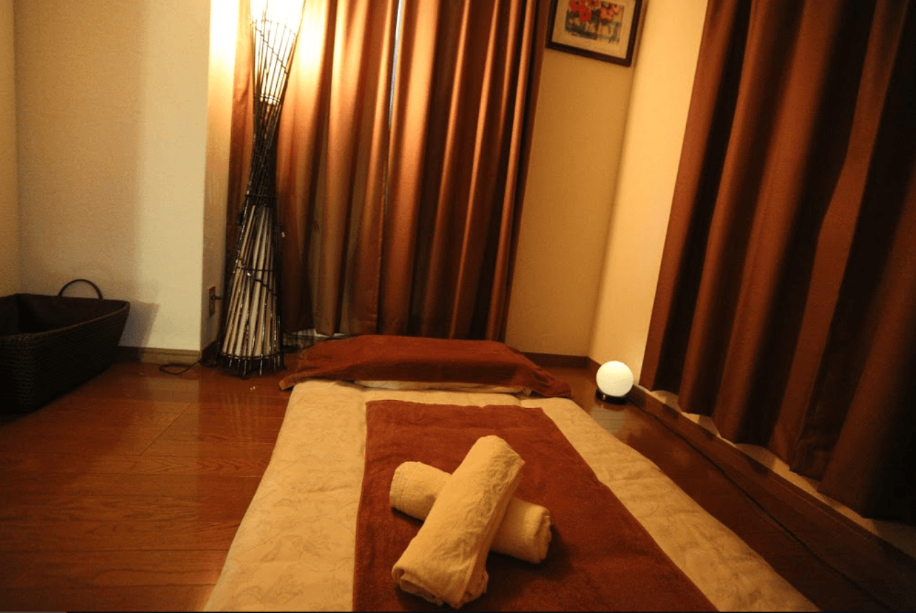 Aroma Queen - Erotic Massage in Ch, Japan