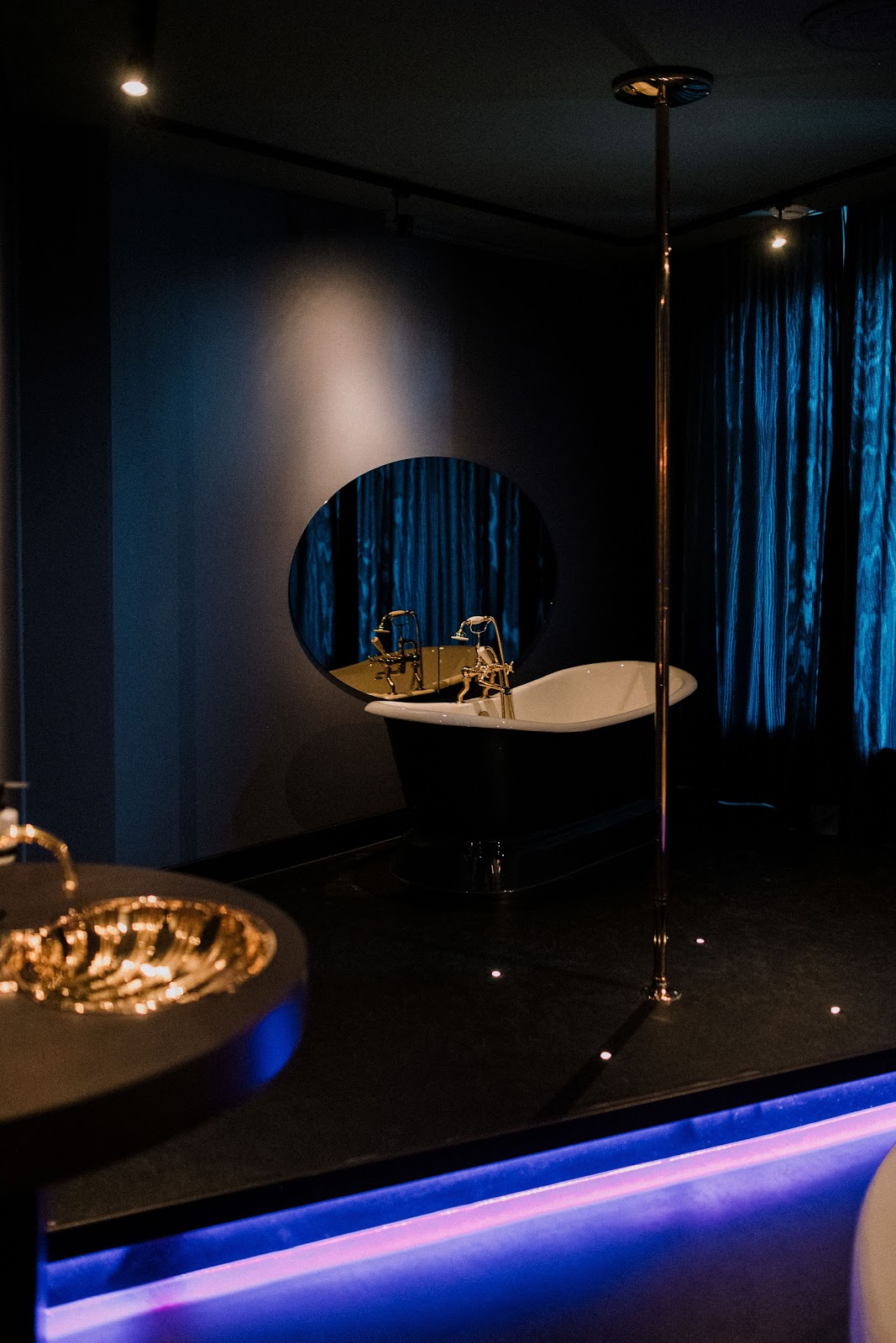 Bon Ton Stripclub Amsterdam - Nightclub in Amsterdam, Netherlands