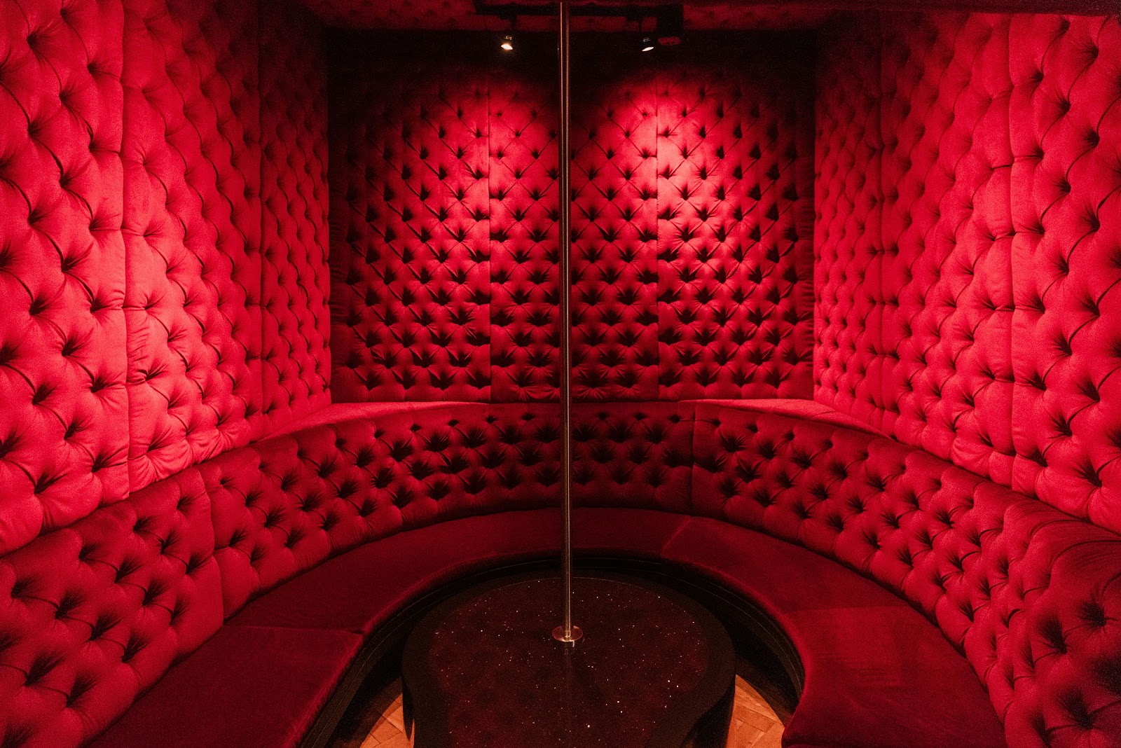 Bon Ton Stripclub Amsterdam - Nightclub in Amsterdam, Netherlands
