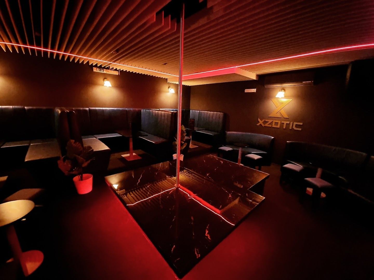 Xzotic Gentleman's Strip Club - Nightclub in Quarteira, Portugal
