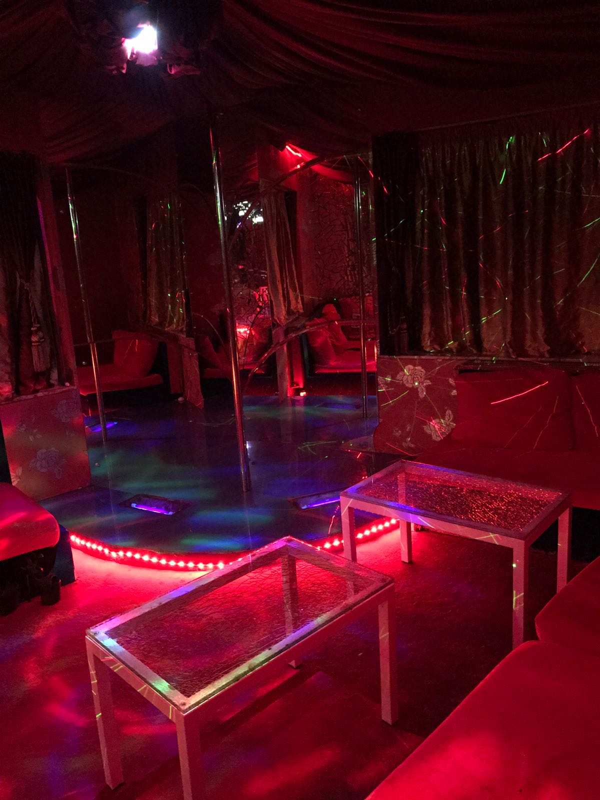 Night Club Iceberg - Nightclub in Bra Ov, Romania