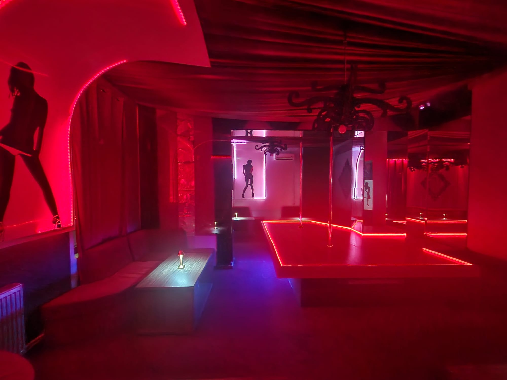 Pussycat Night Club - Nightclub in Pite Ti, Romania