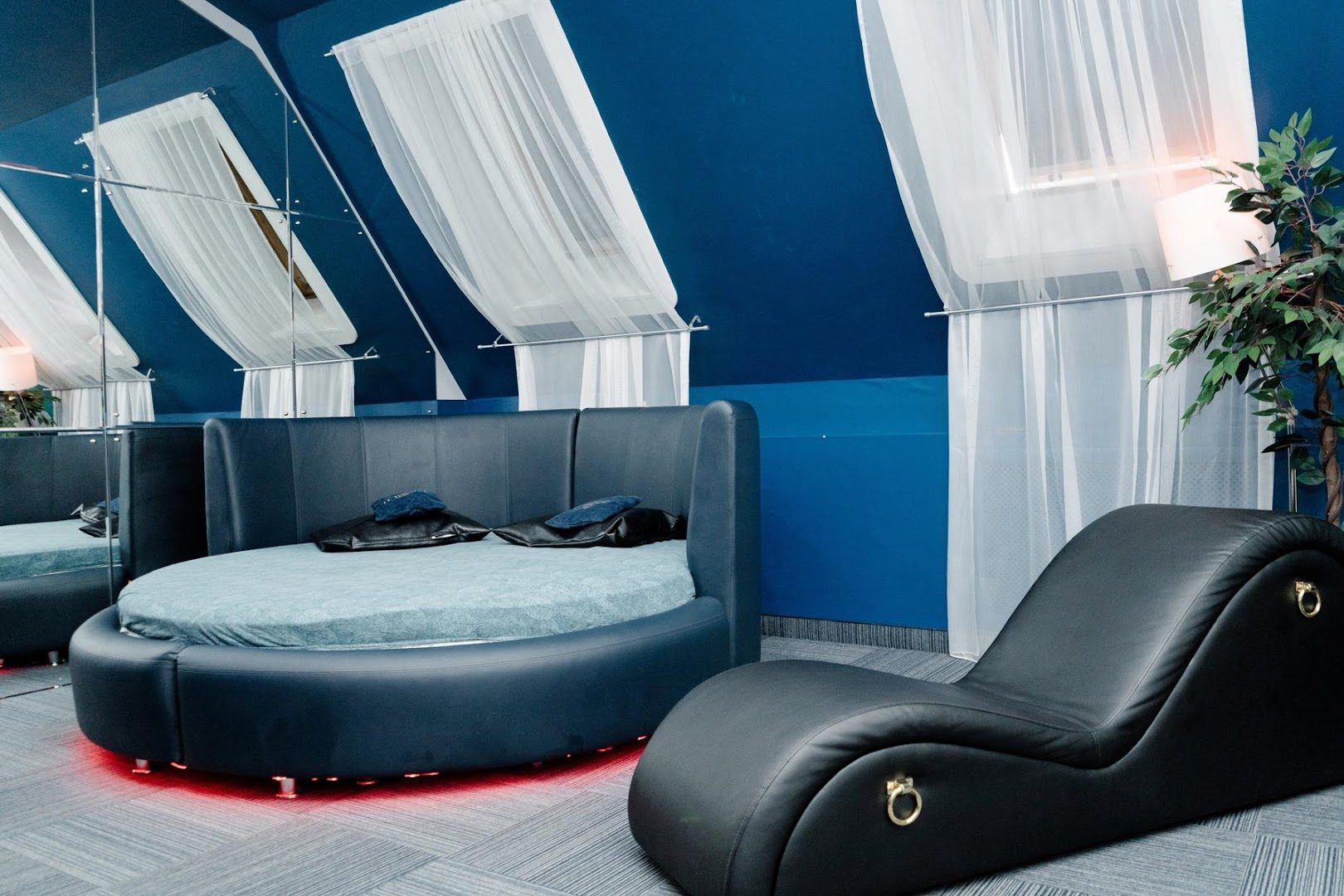Le Theatre - Erotic Massage in Chelyabinsk, Russia