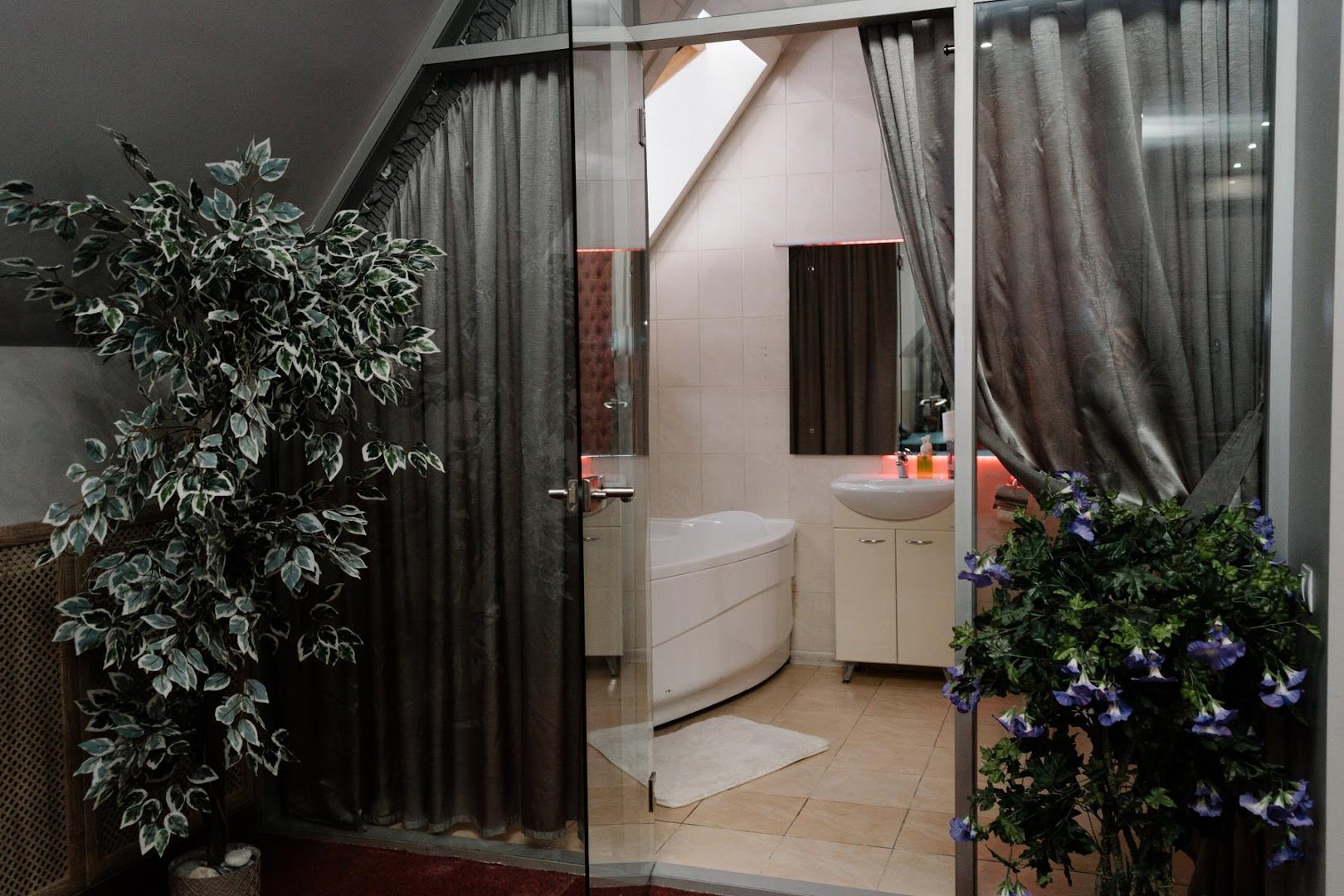 Le Theatre - Erotic Massage in Chelyabinsk, Russia