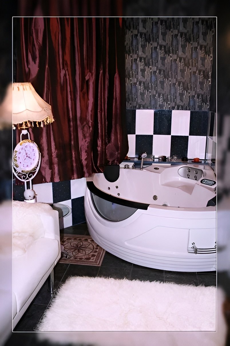 Show Bar Alibi - Erotic Massage in Saint Petersburg, Russia