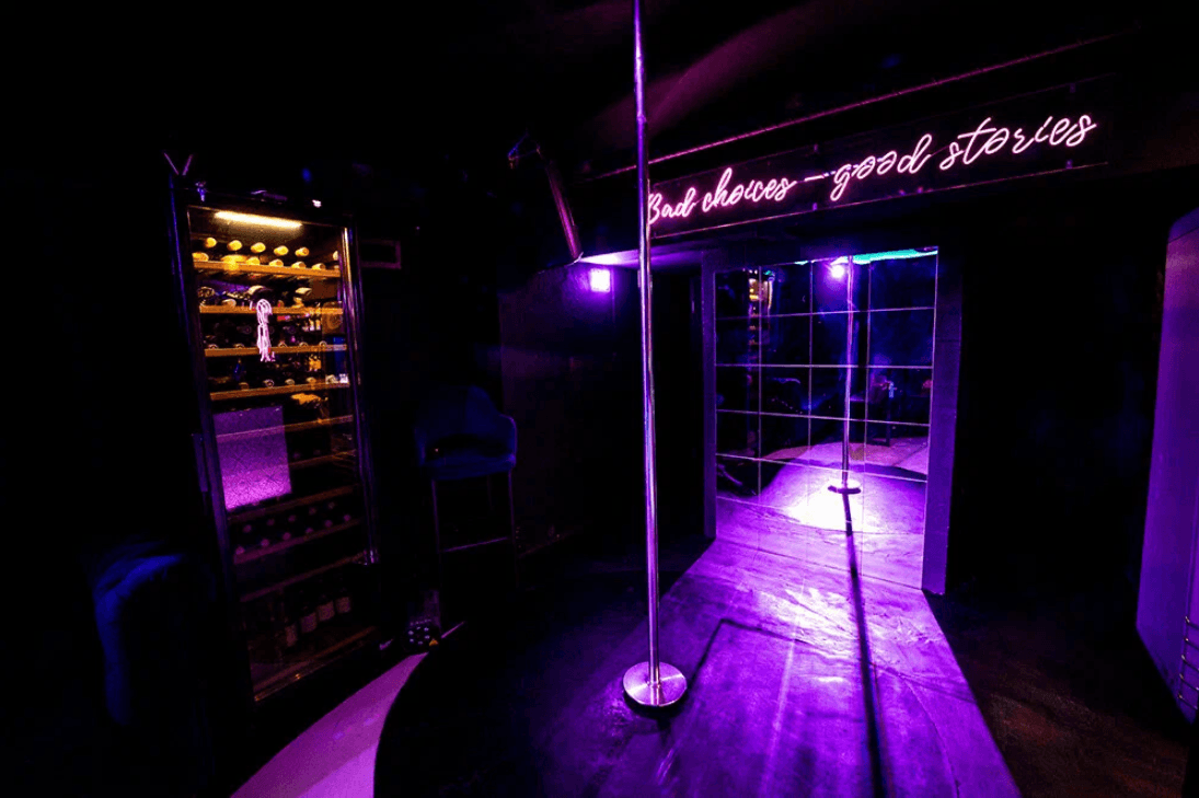 Стриптиз-клуб Zависть Private Bar - Nightclub in Saint Petersburg, Russia