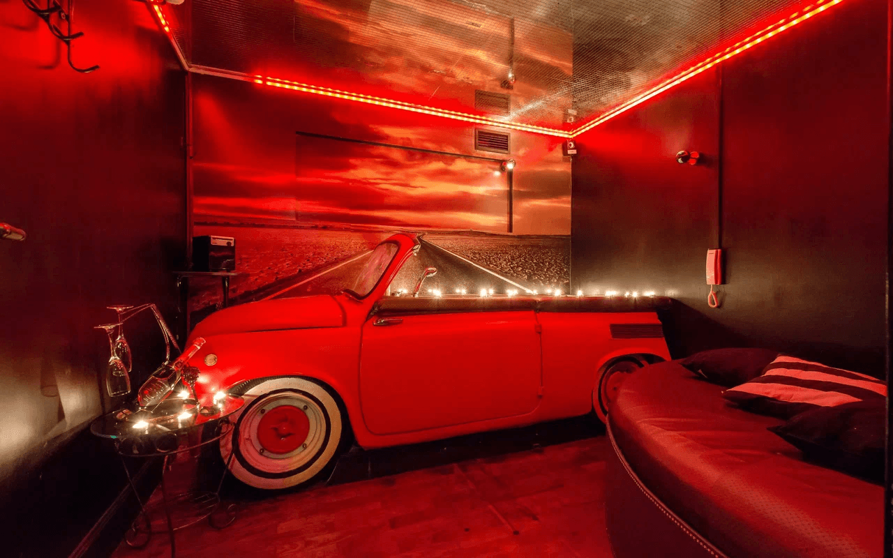 Zavist Cabaret-Bar - Nightclub in Saint Petersburg, Russia