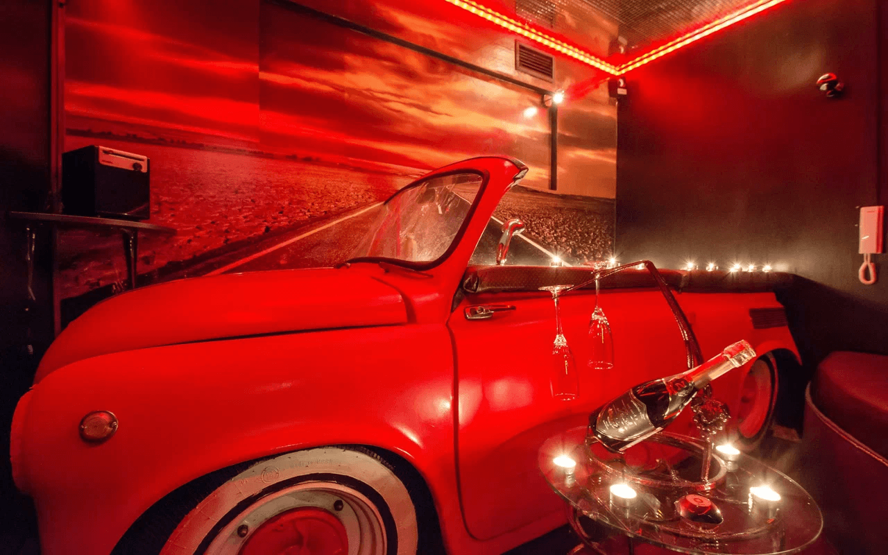 Zavist Cabaret-Bar - Nightclub in Saint Petersburg, Russia