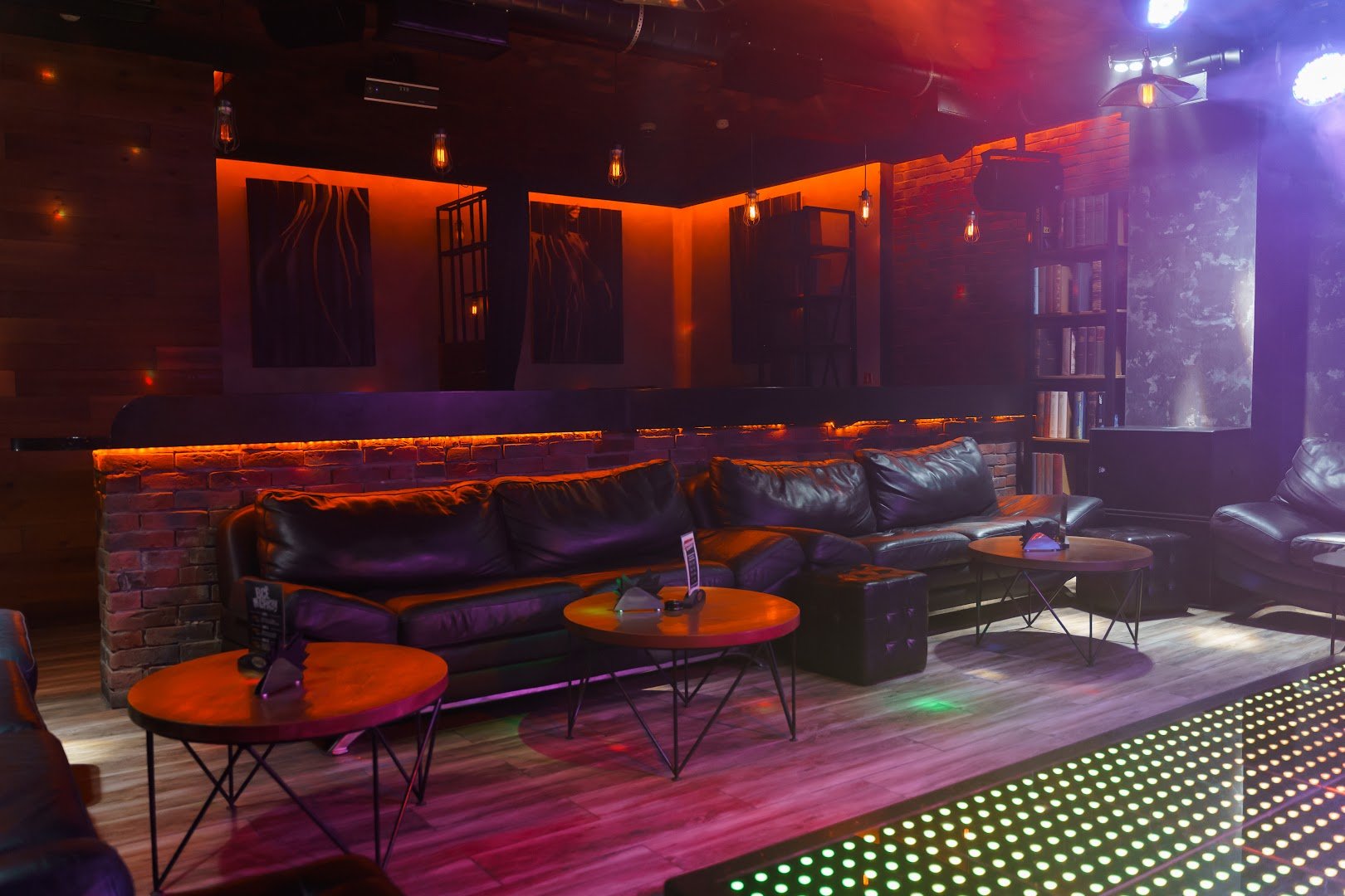 Striptiz-Klub Yestestvoznaniye (Samara) - Nightclub in Samara, Russia