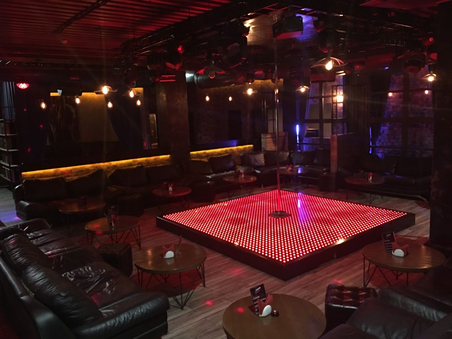 Striptiz-Klub Yestestvoznaniye (Ufa) - Nightclub in Ufa, Russia
