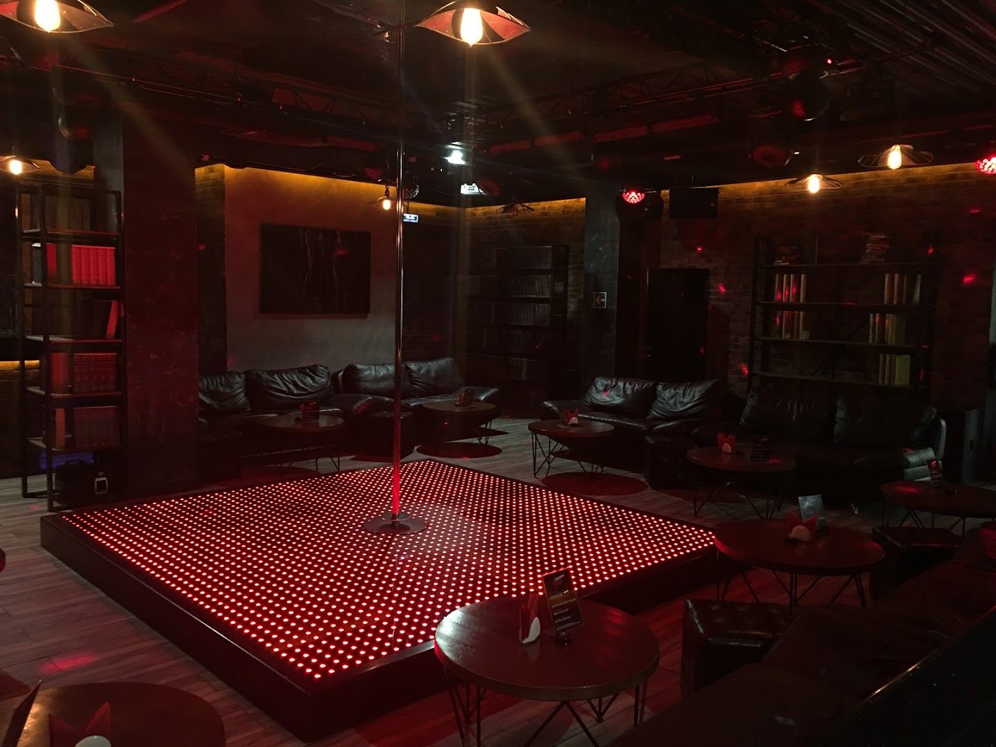 Striptiz-Klub Yestestvoznaniye (Ufa) - Nightclub in Ufa, Russia