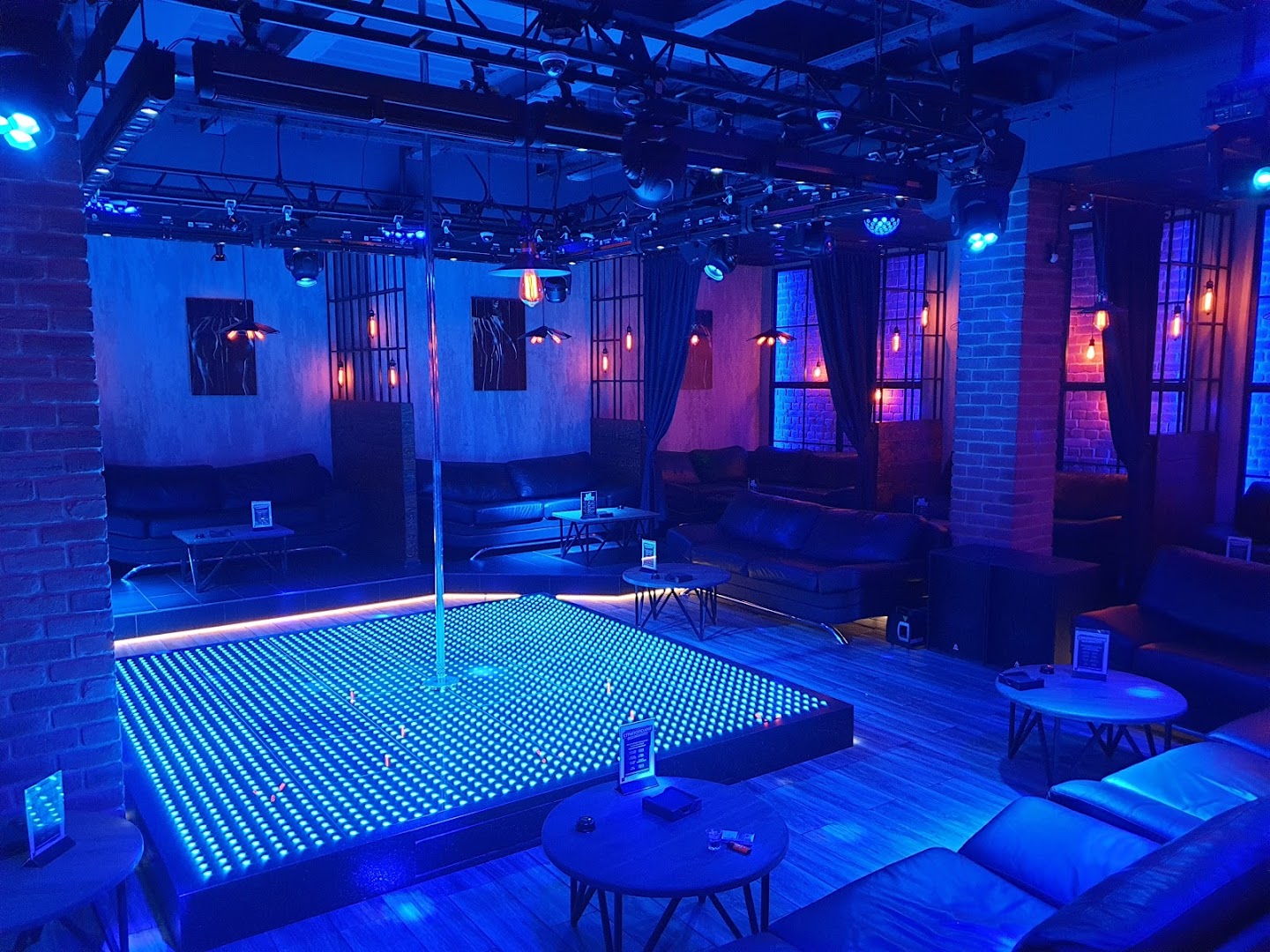 Striptiz-Klub Yestestvoznaniye (Vladivostok) - Nightclub in Vladivostok, Russia