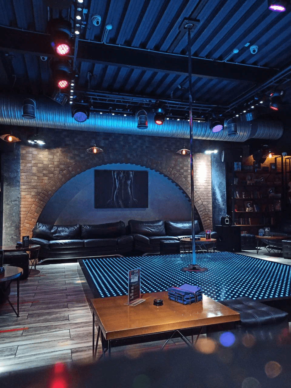 Striptiz-Klub Yestestvoznaniye (Estestvoznanie Volgograd) - Nightclub in Volgograd, Russia