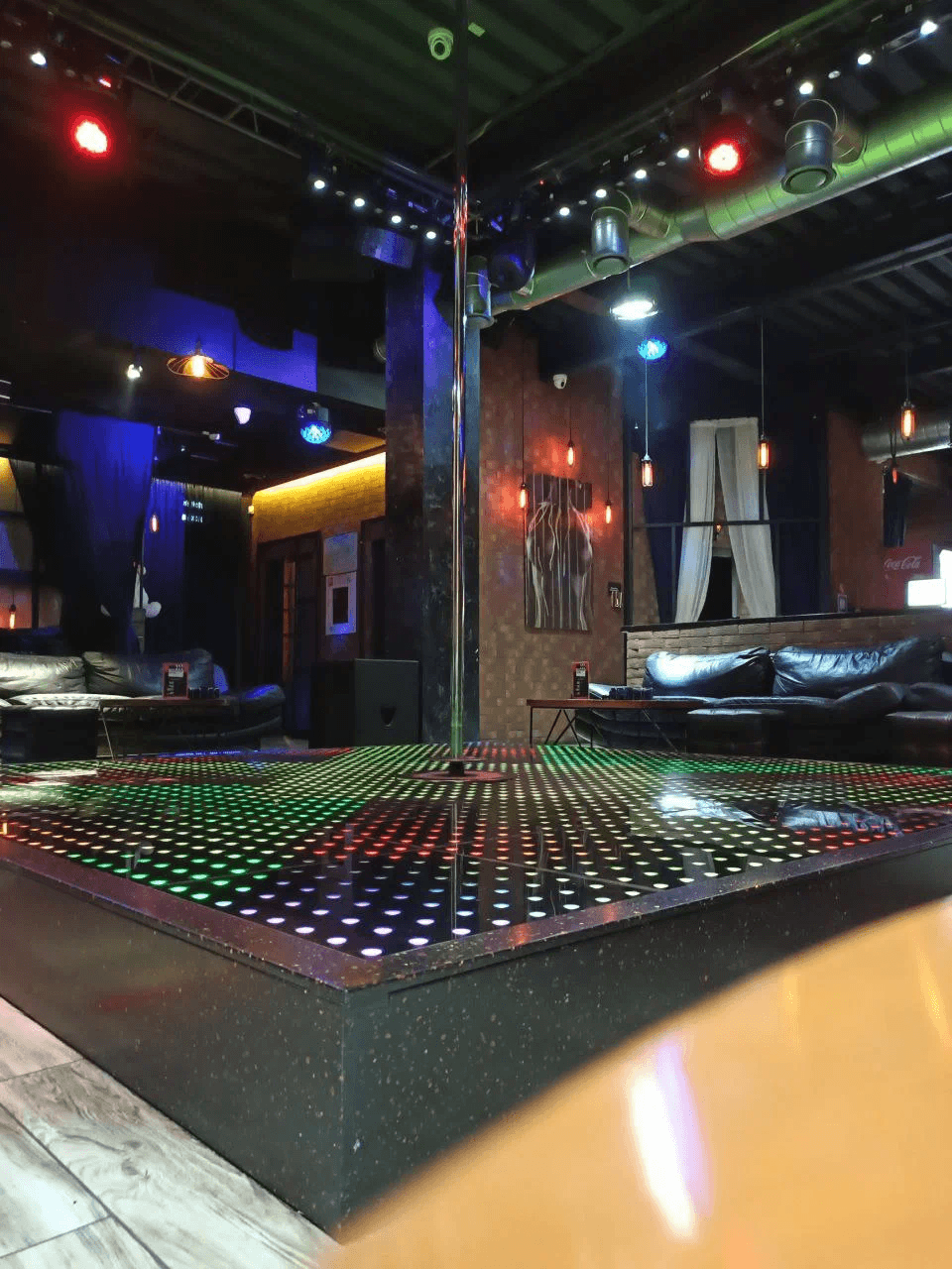 Striptiz-Klub Yestestvoznaniye (Estestvoznanie Volgograd) - Nightclub in Volgograd, Russia