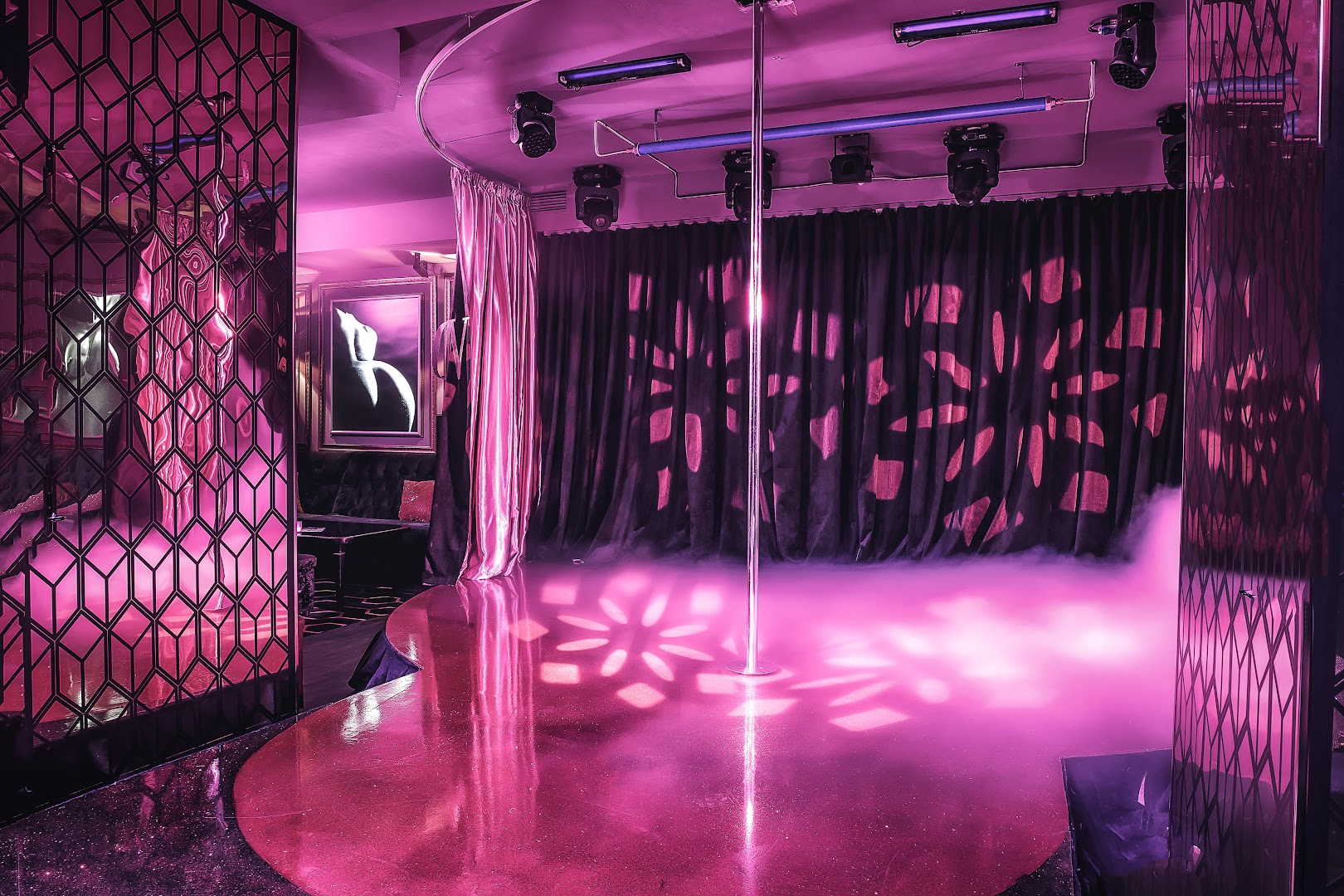 Cabaret Show Girls - Nightclub in Yekaterinburg, Russia