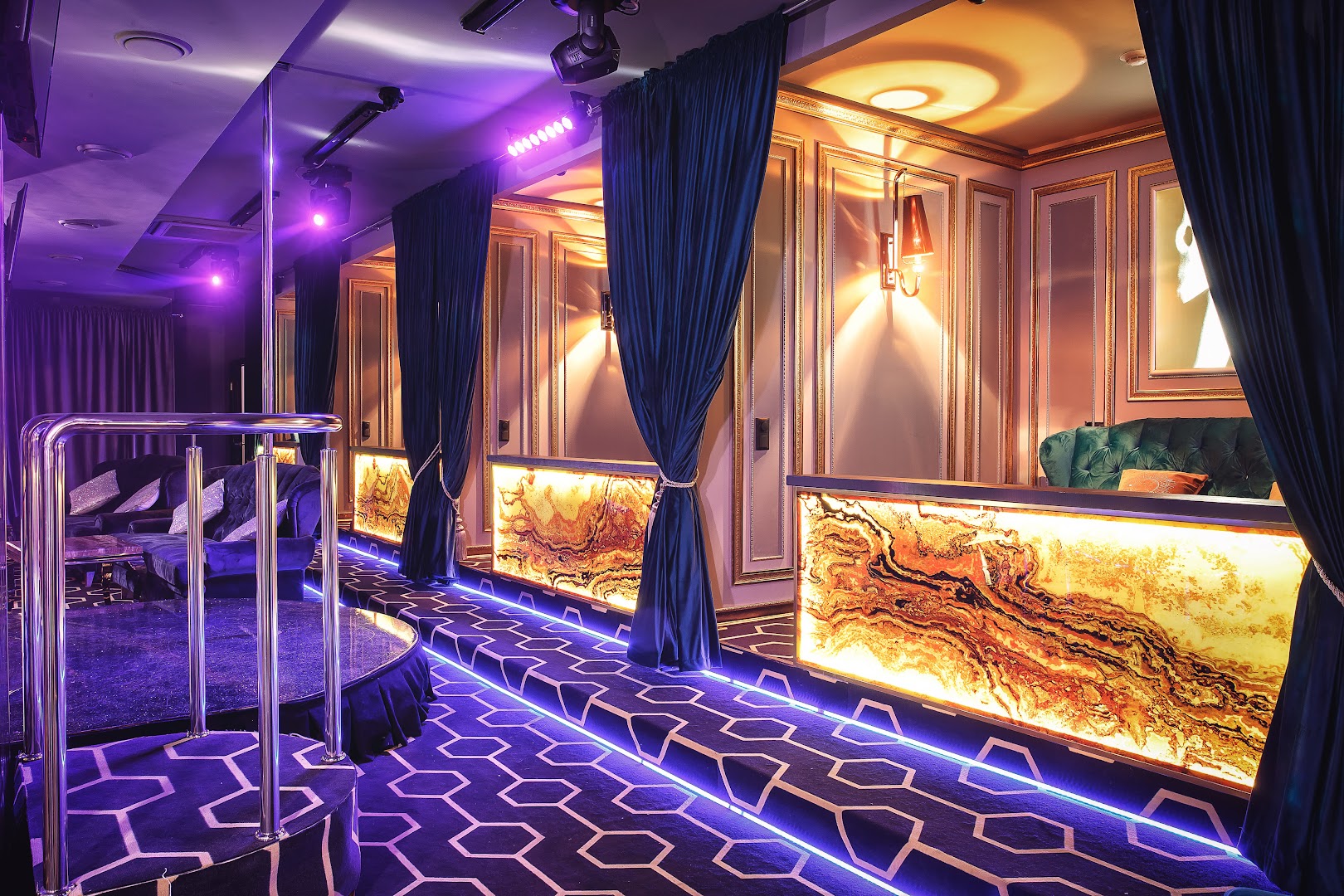 Cabaret Show Girls - Nightclub in Yekaterinburg, Russia