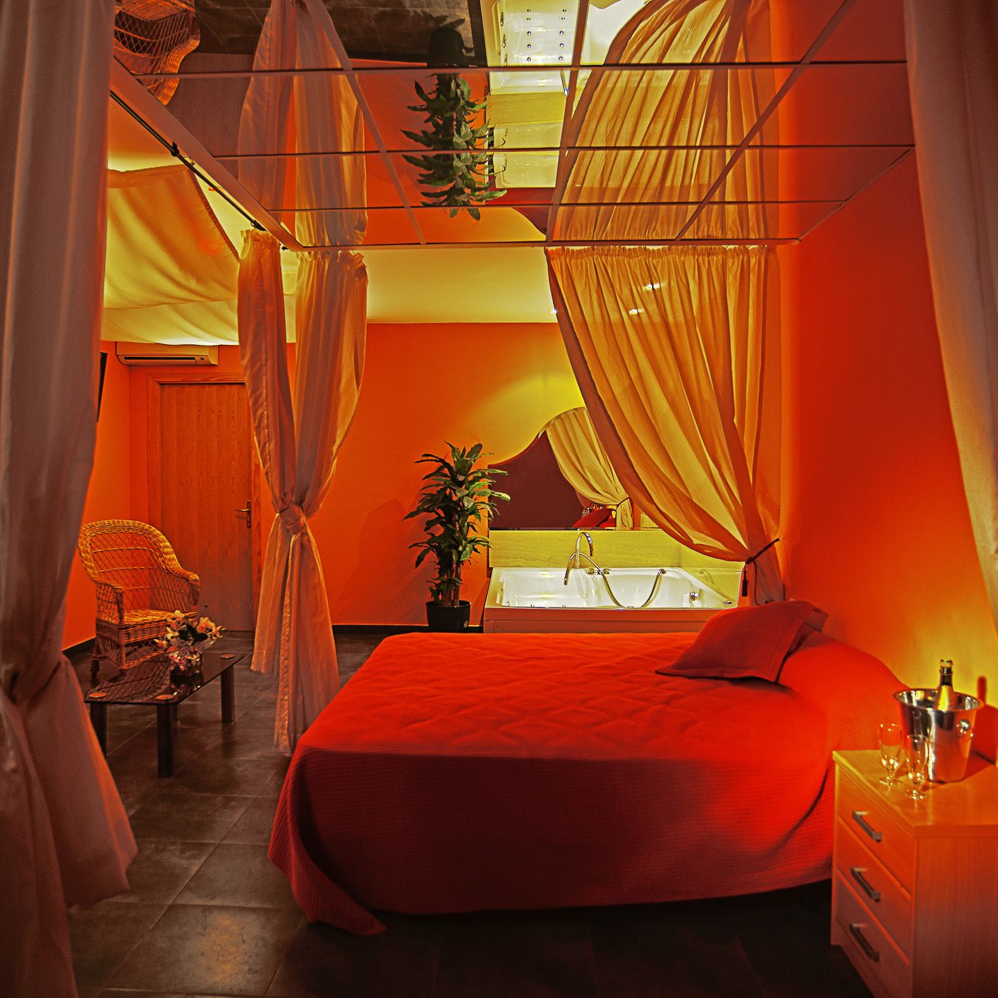 Hotel Club Nederland - Nightclub in Sant Fruitos De Bages, Spain