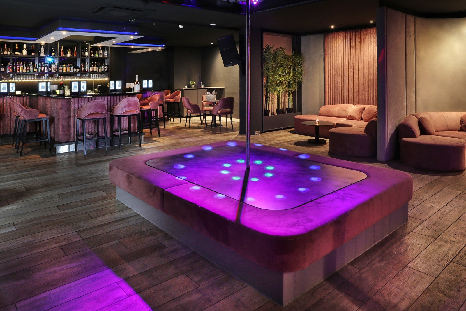 Cleo Saunaclub - Fkk in Bargen, Switzerland