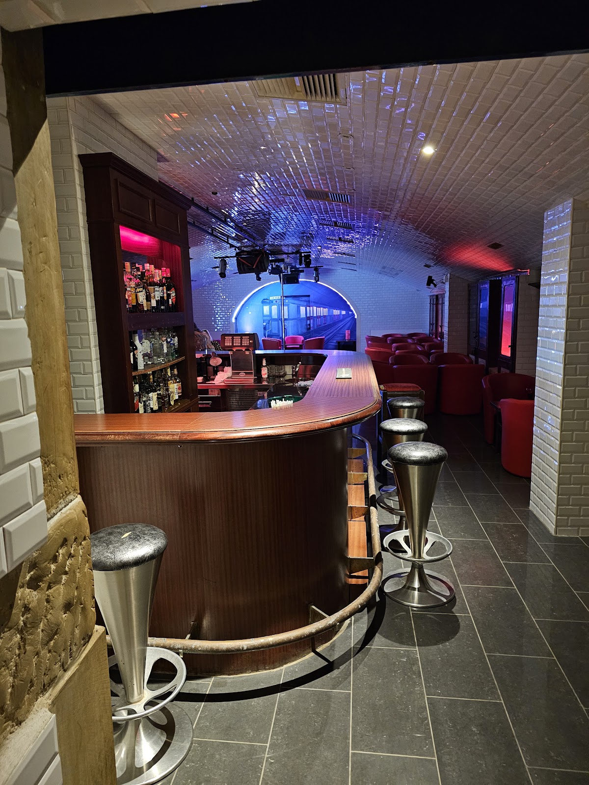 Bar Contact Le Metro - Nightclub in Oron, Switzerland