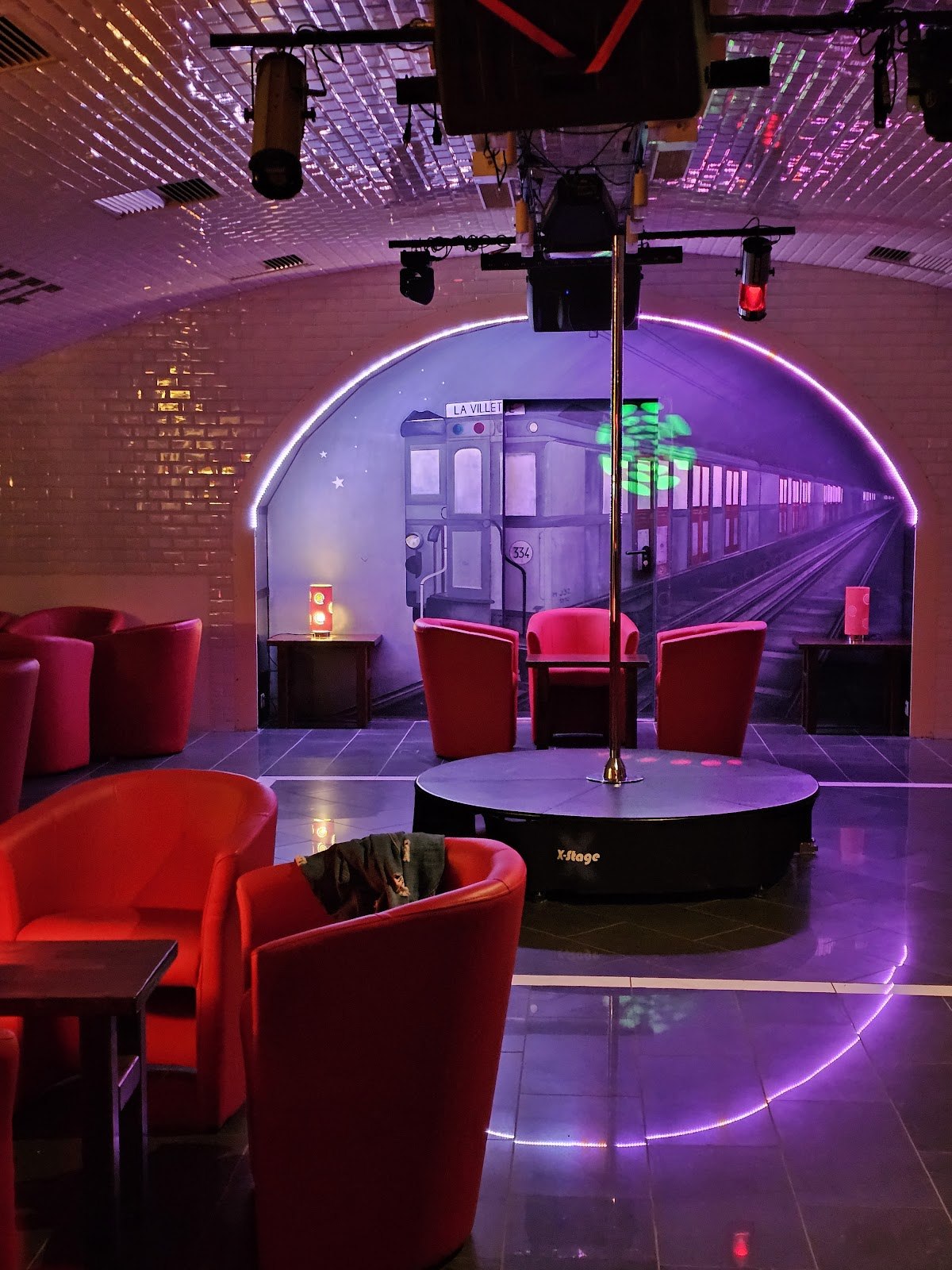 Bar Contact Le Metro - Nightclub in Oron, Switzerland