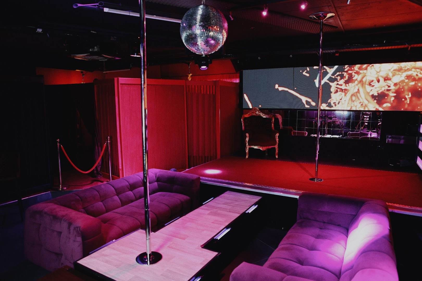 Crystal Club & Lounge | Stripclub | Tabledance | Live Shows | Nightclub - Nightclub in Volketswil, Switzerland