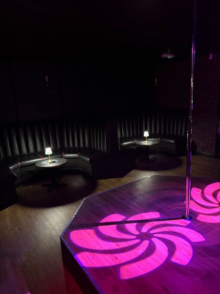 Diamonds & Strings Strip Club & Bar - Nightclub in Watford, United Kingdom