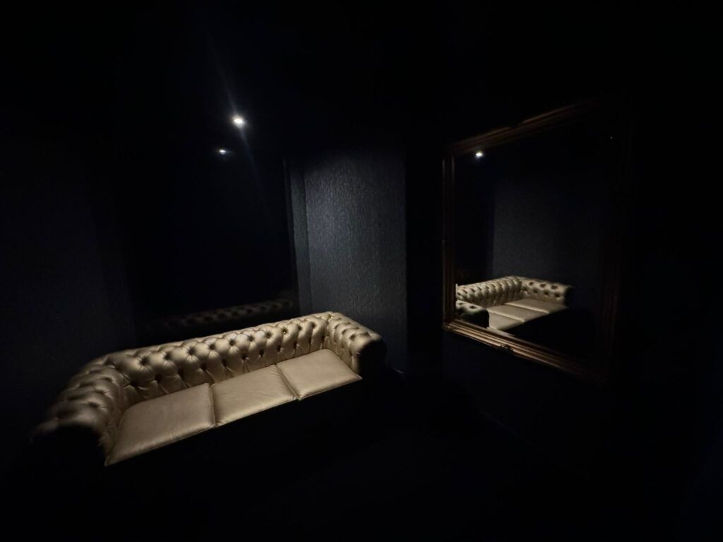 Diamonds & Strings Strip Club & Bar - Nightclub in Watford, United Kingdom