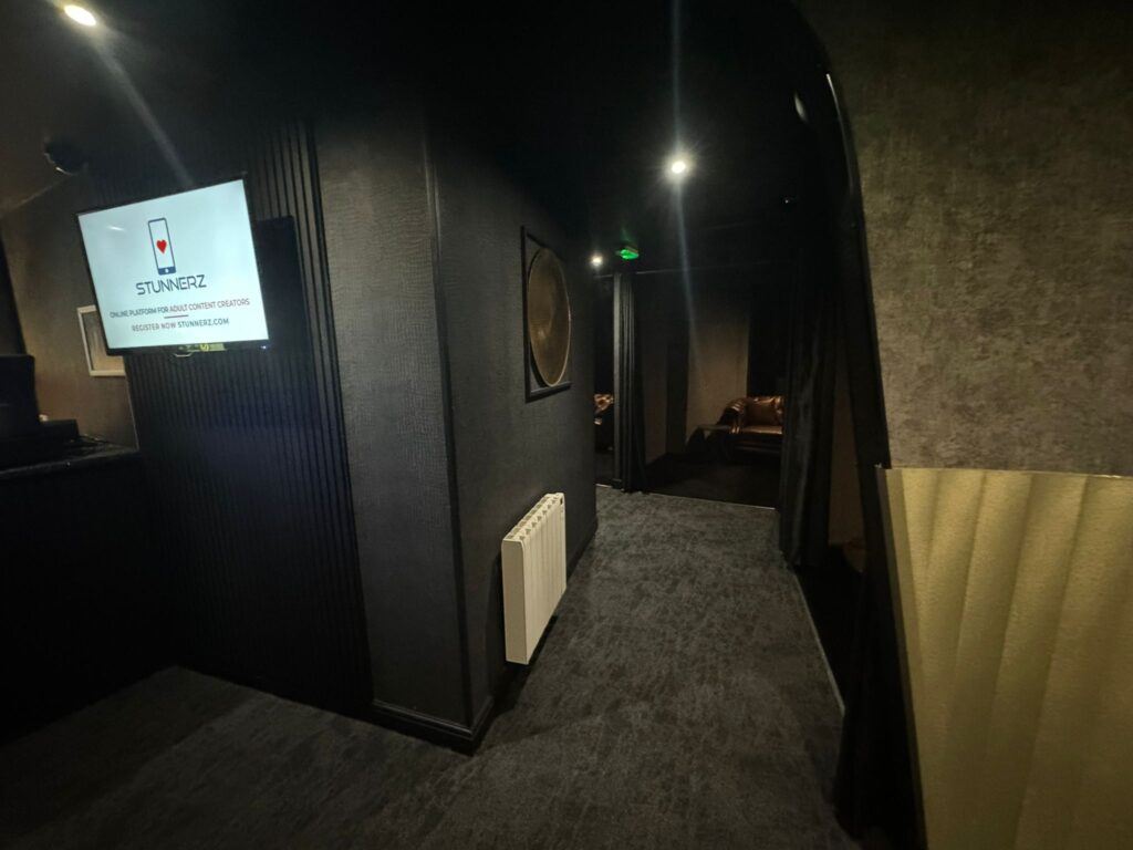 Diamonds & Strings Strip Club & Bar - Nightclub in Watford, United Kingdom