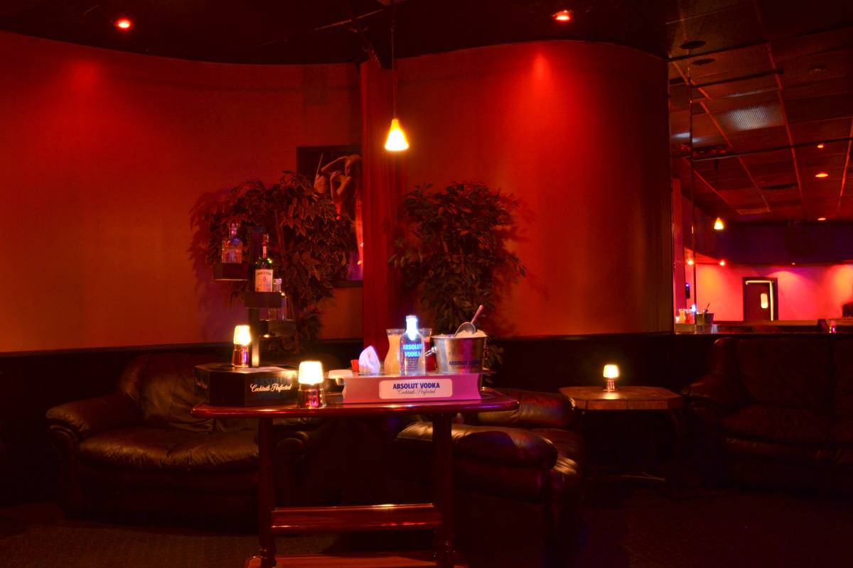 PT's Show Club Indianapolis - Nightclub in Lawrence, United States