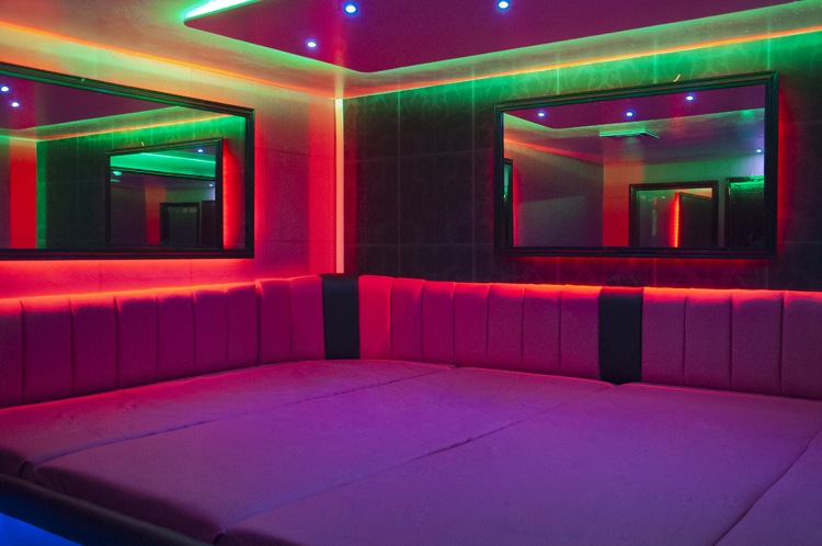 Chameleons Club Newport (Greenhouse) - Swinger Club in Newport, United States