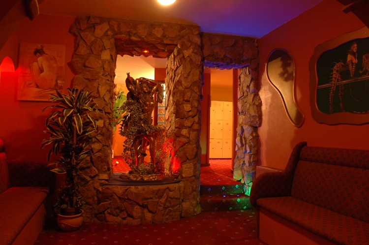 Chameleons Club Newport (Greenhouse) - Swinger Club in Newport, United States