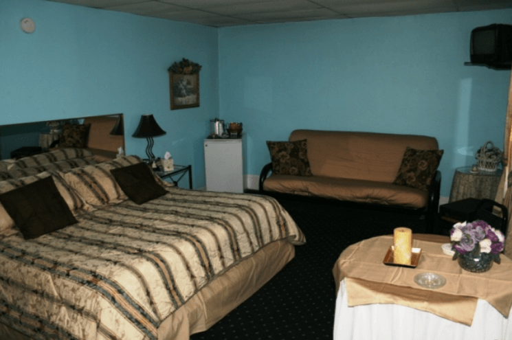 TJs Lasting Impressions - Swinger Club in Newport, United States