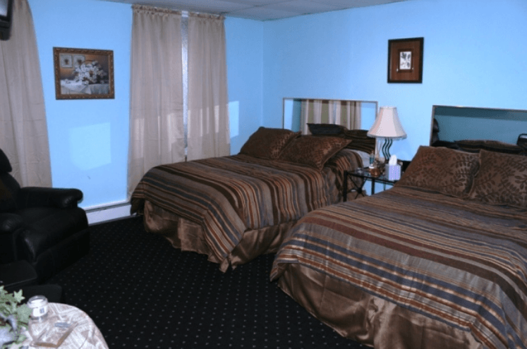 TJs Lasting Impressions - Swinger Club in Newport, United States