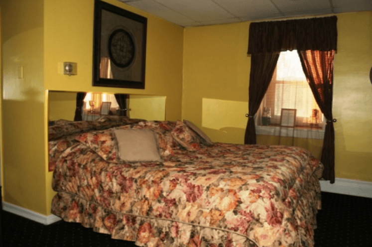 TJs Lasting Impressions - Swinger Club in Newport, United States